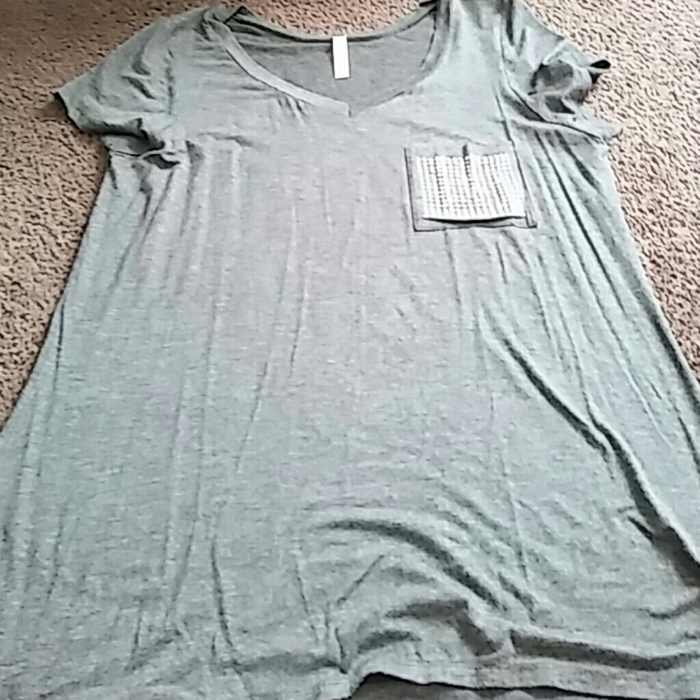 Gray short sleeve shirt with a sequence pocket